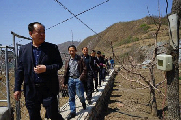 大石桥市科协主席贾喜顺与岫岩县科协联袂送科技下乡(摄影 唐丽娟)