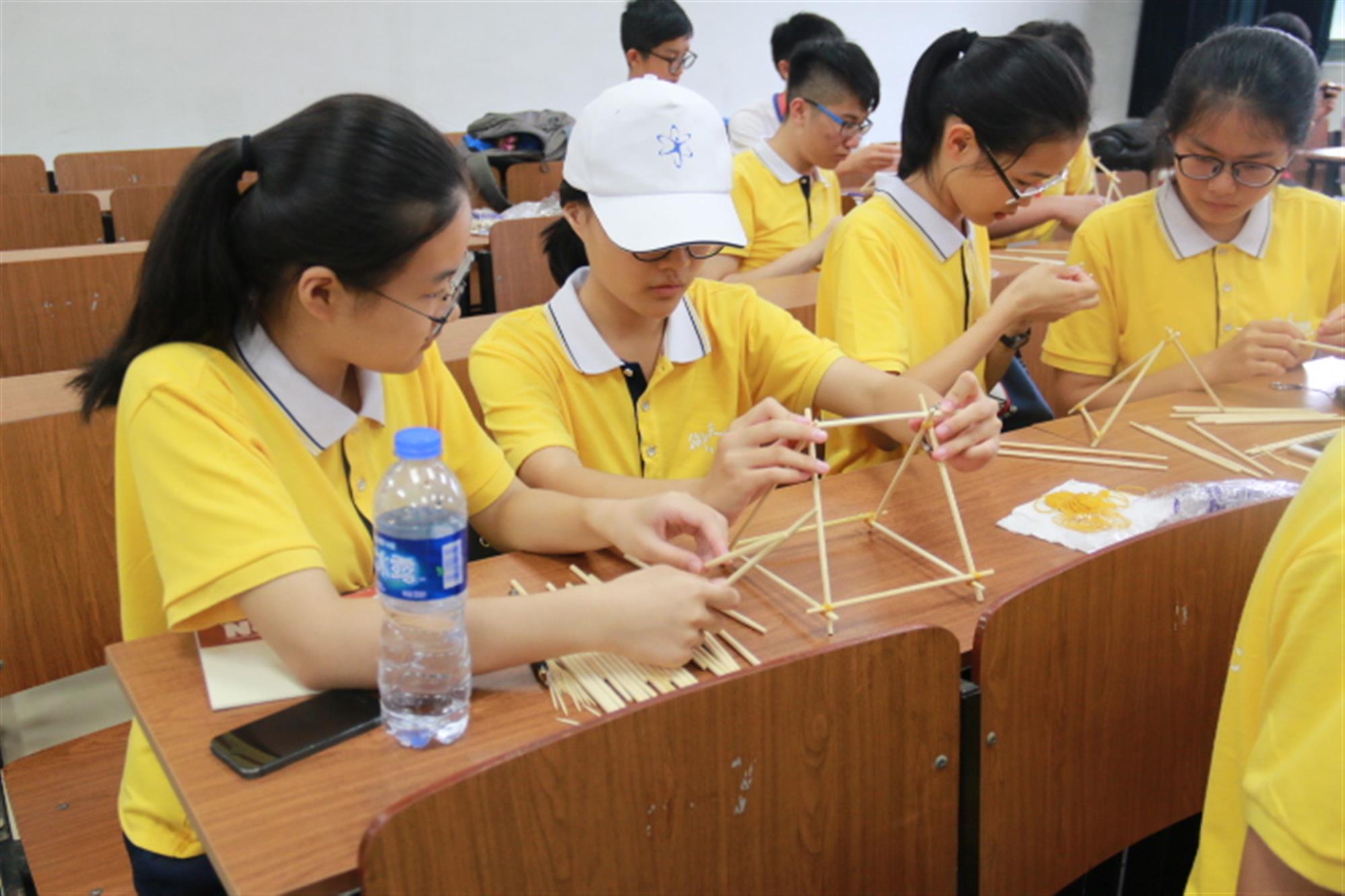 (营员们在制作"筷子搭桥")下午2时,科学营科技作品实践赛在一号楼正式