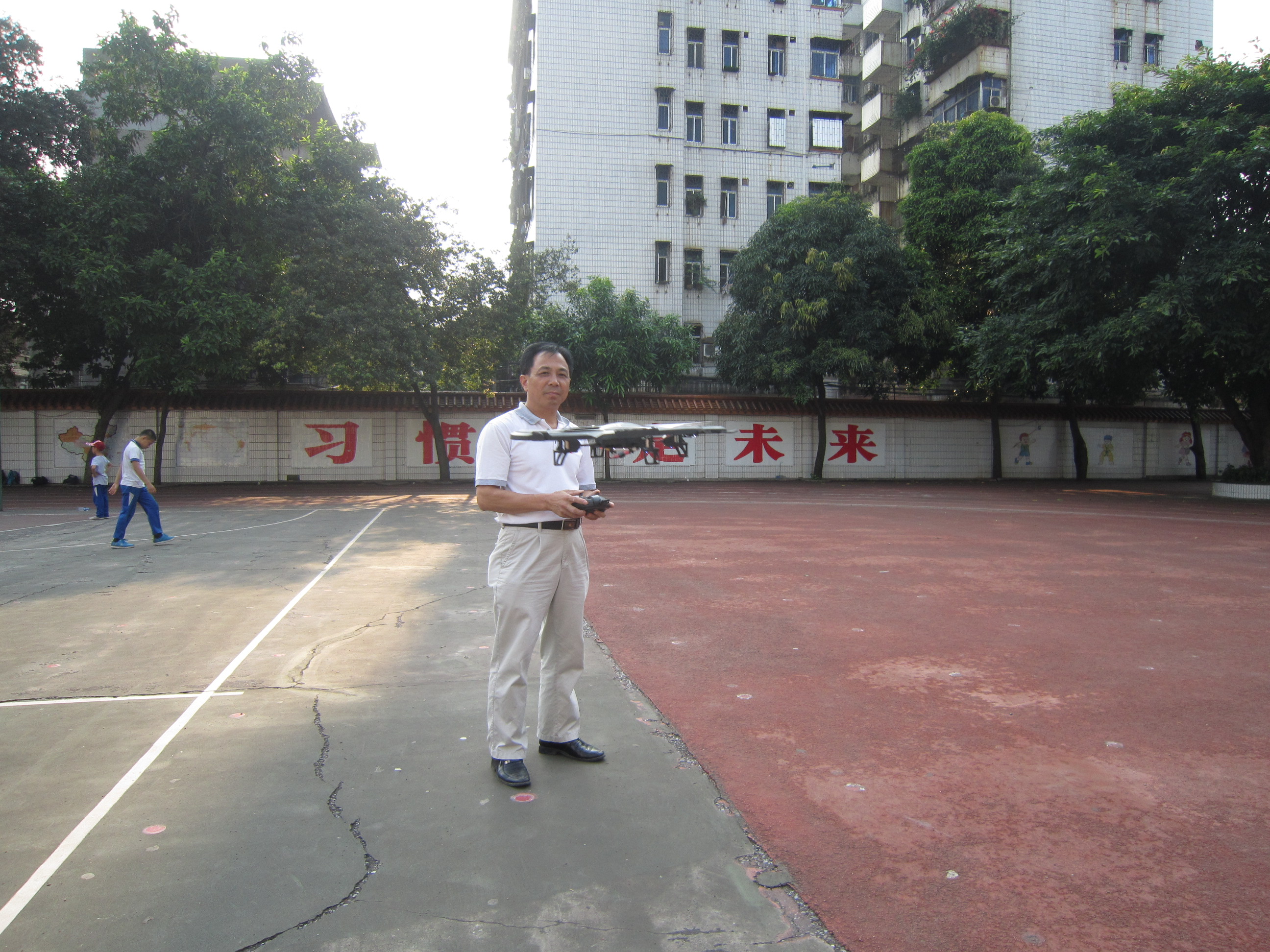 严锦发韶关市曲江区实验小学年过半百的他,2006年