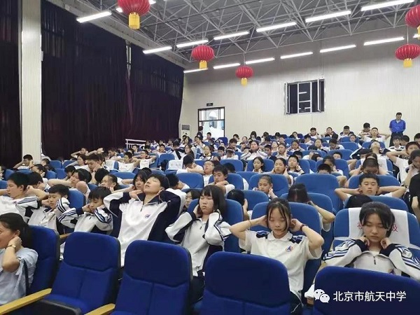 北京航天中学校服图片